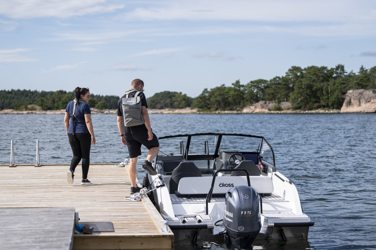 Couple stepping in the Yamarin Cross runabout