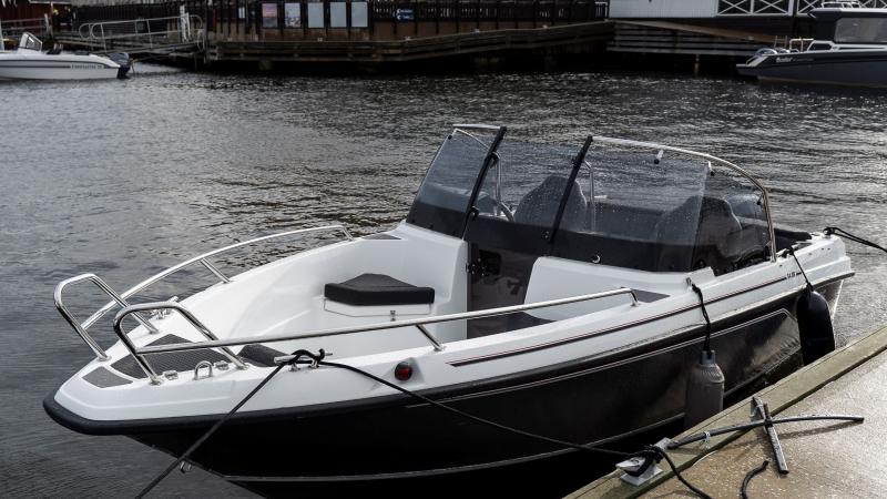 Cross 54 BR has a clear deck area